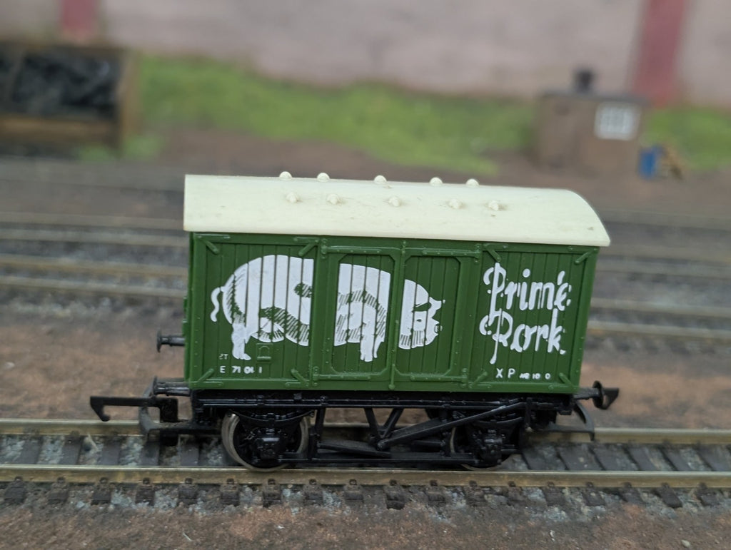 Hornby R162/R216 Prime Pork Van – OO Gauge