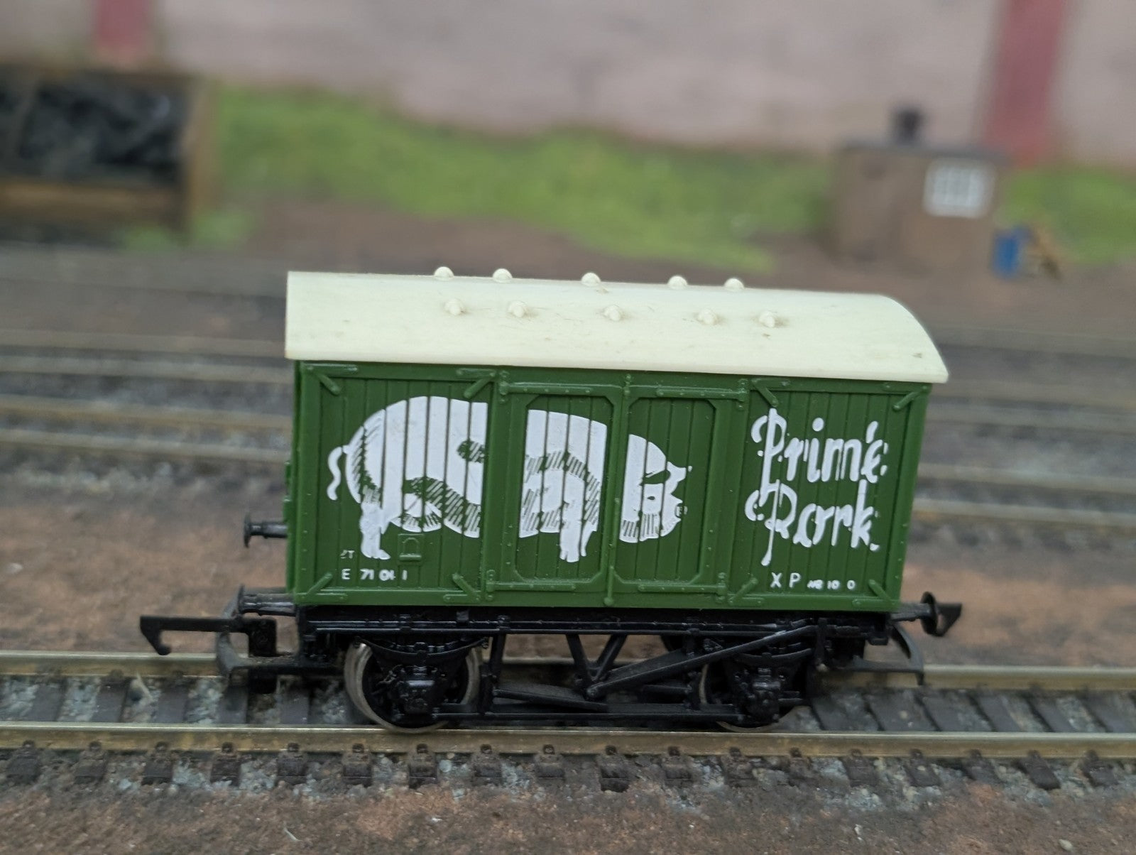 Hornby R162/R216 Prime Pork Van – OO Gauge