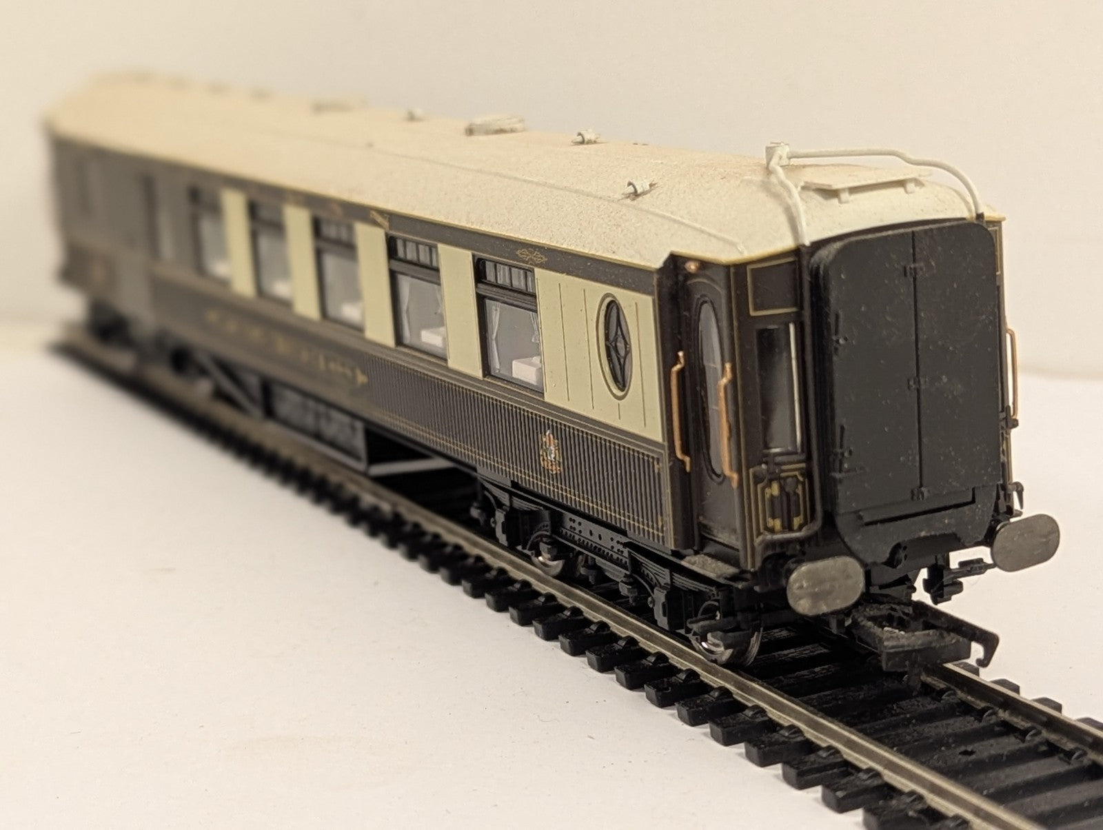 Hornby OO Gauge Pullman Third Class Brake Car No. 65 Passenger Coach - Lights Up