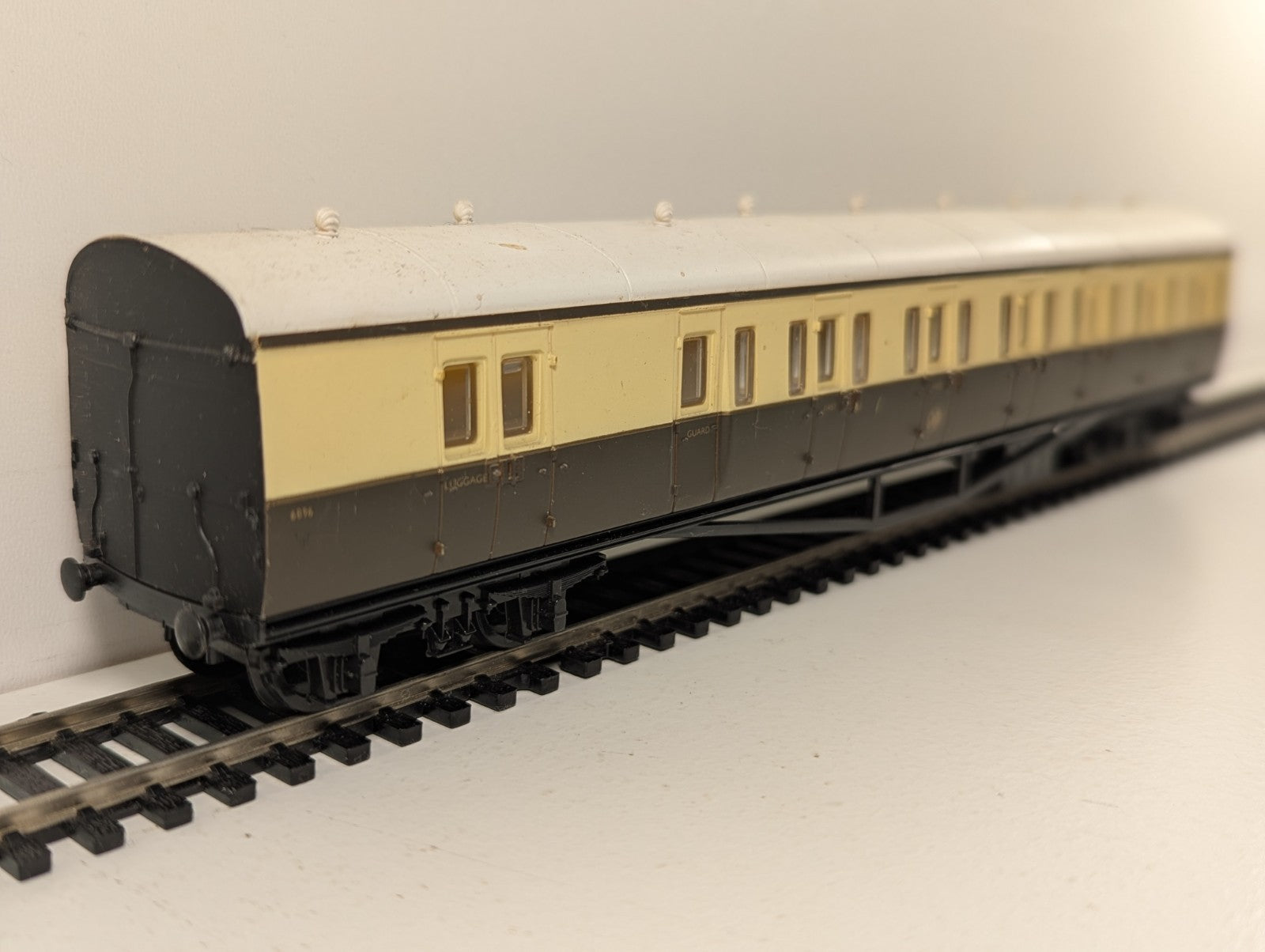 Mainline OO Gauge GWR Suburban Coach Chocolate & Cream