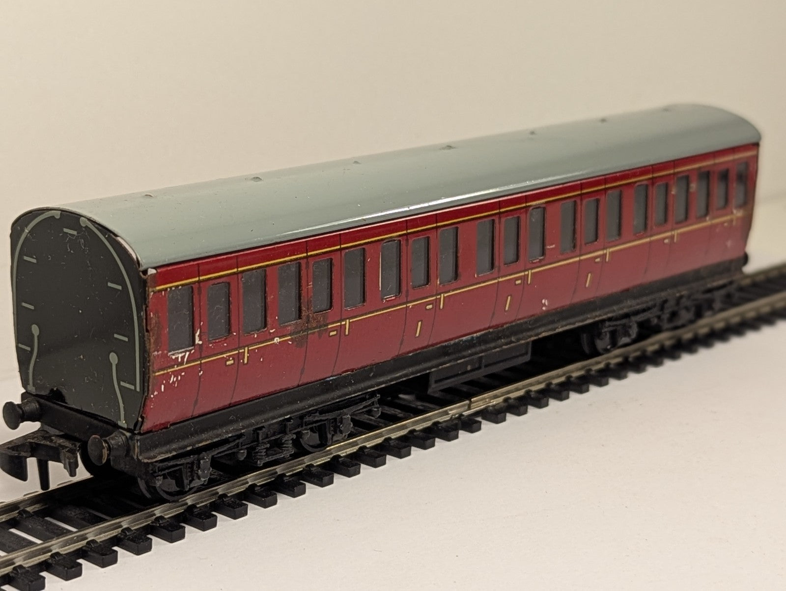 Hornby Dublo OO Gauge 32092 Maroon Suburban Coach