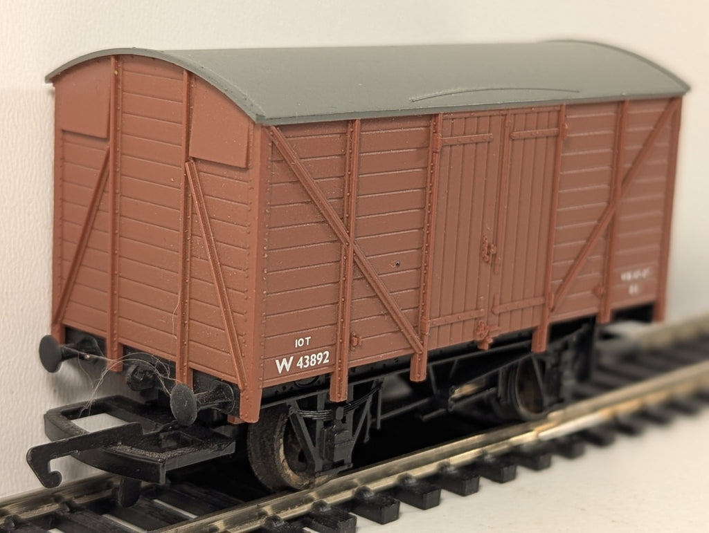 Hornby 12 Ton Brown Ventilated Van