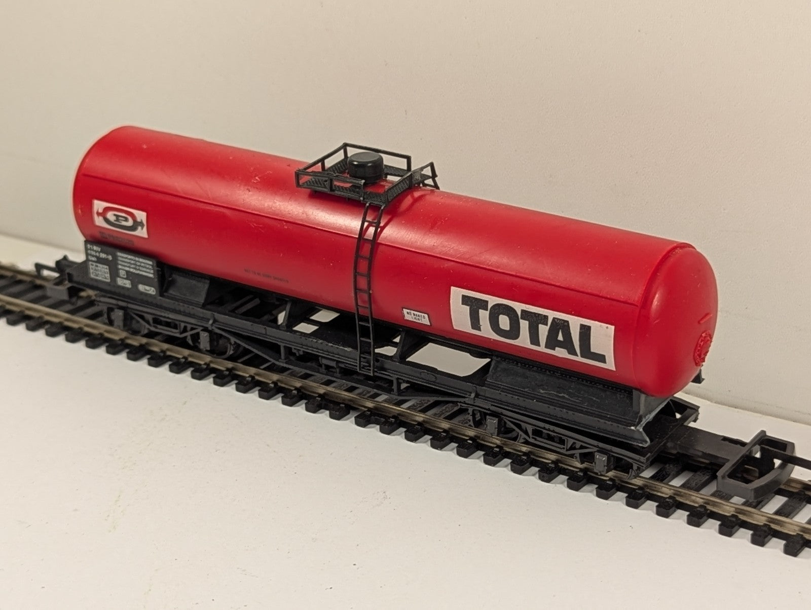 Lima L302909 HO Gauge TOTAL Continental Tank Car