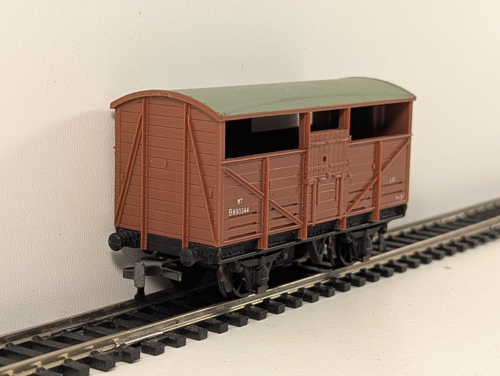 Hornby Dublo 32021 OO Gauge BR Brown 8-Ton Cattle Wagon - Boxed