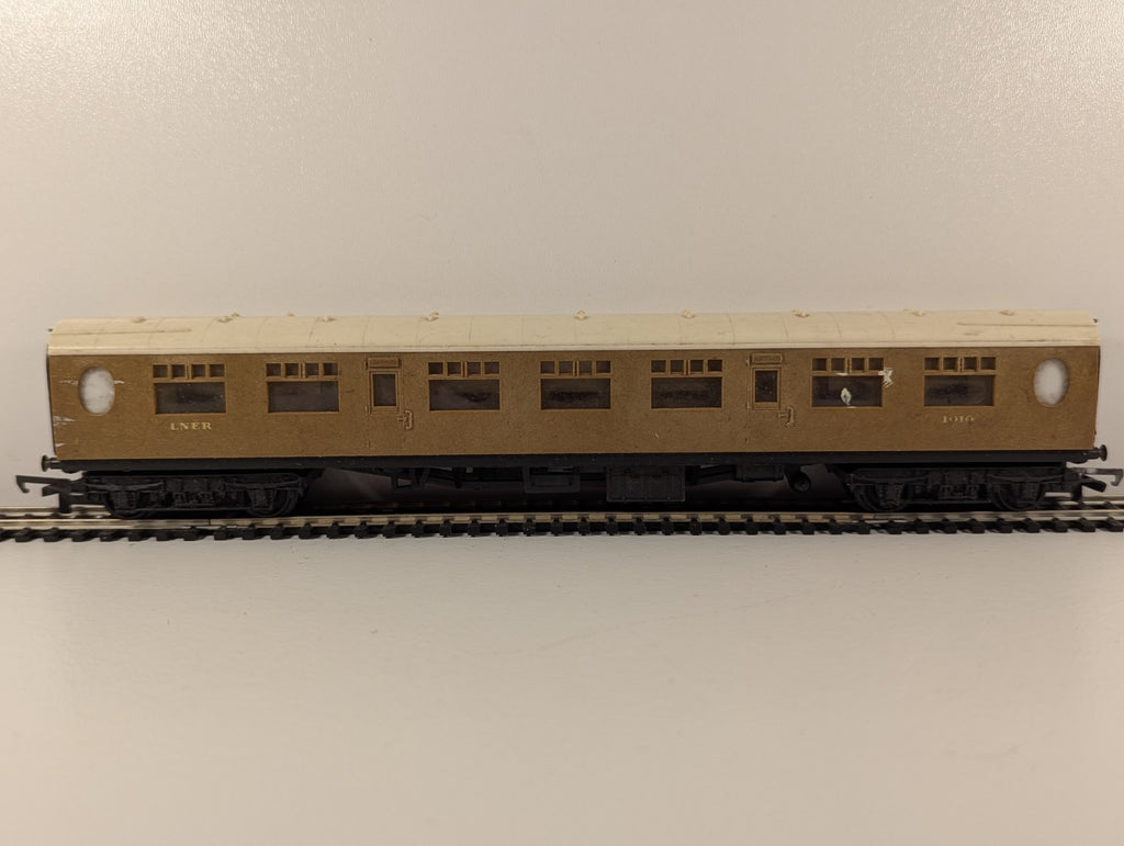 Hornby R745 LNER Corridor Full Third Coach 1010 – OO Gauge