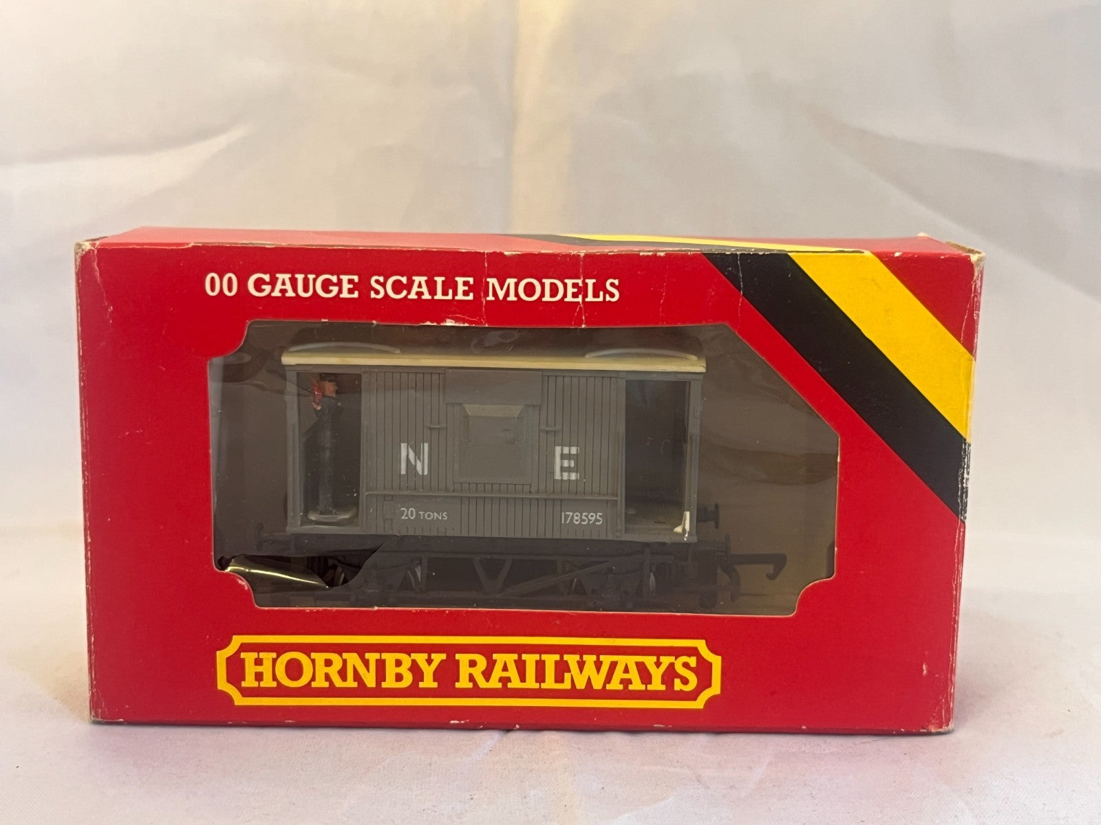 Hornby R215 OO Gauge N.E. Short Brake Van with Figure Boxed