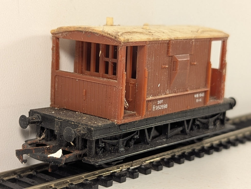 Tri-ang OO Gauge BR 20 Ton Goods Brake Van B952698 BR Bauxite