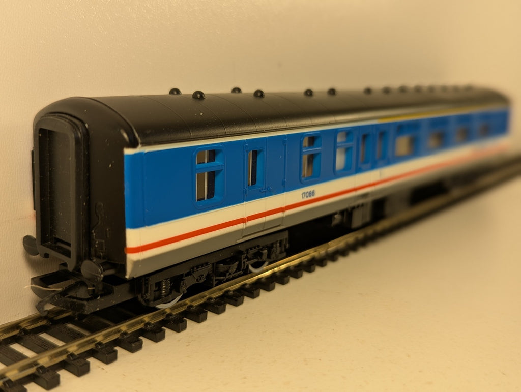Hornby OO Gauge BR Mk.2 Brake Coach Passenger Coach 17086 Network South East