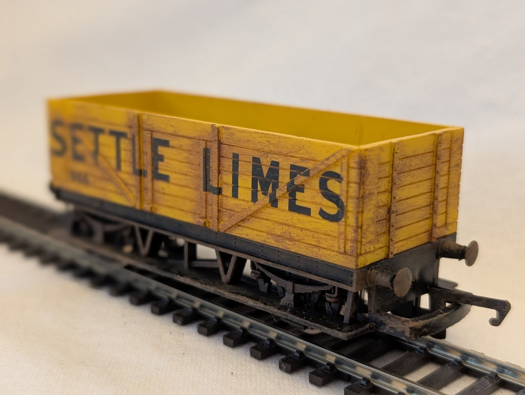 Hornby OO Gauge 5 Plank Wagon Goods Wagon 966 Settle Limes Yellow