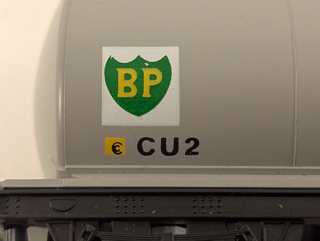 Hornby OO Gauge Procor BP Chemicals Tank Wagon Goods Wagon CU2 BP Chemicals Grey