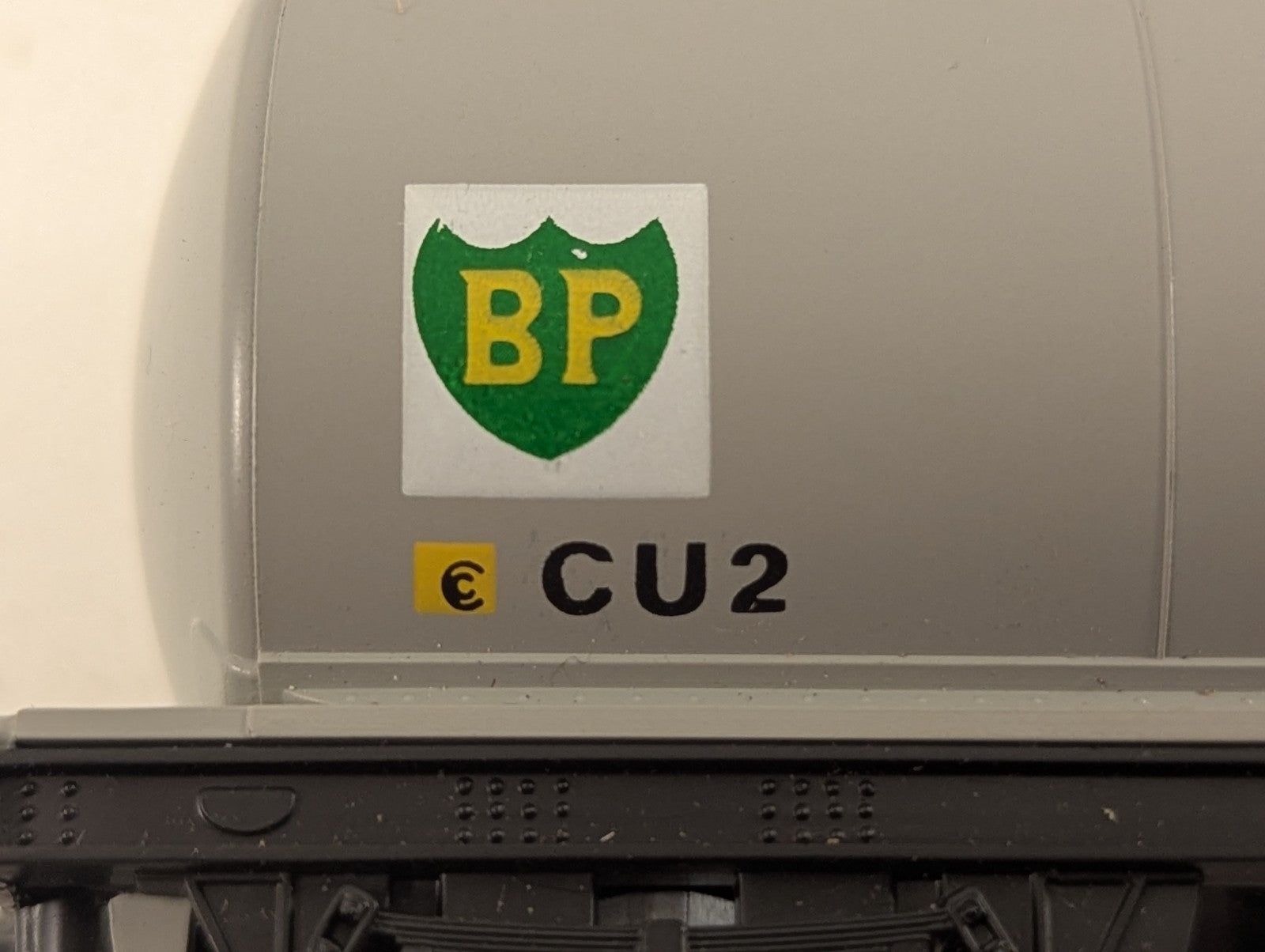 Hornby OO Gauge Procor BP Chemicals Tank Wagon Goods Wagon CU2 BP Chemicals Grey