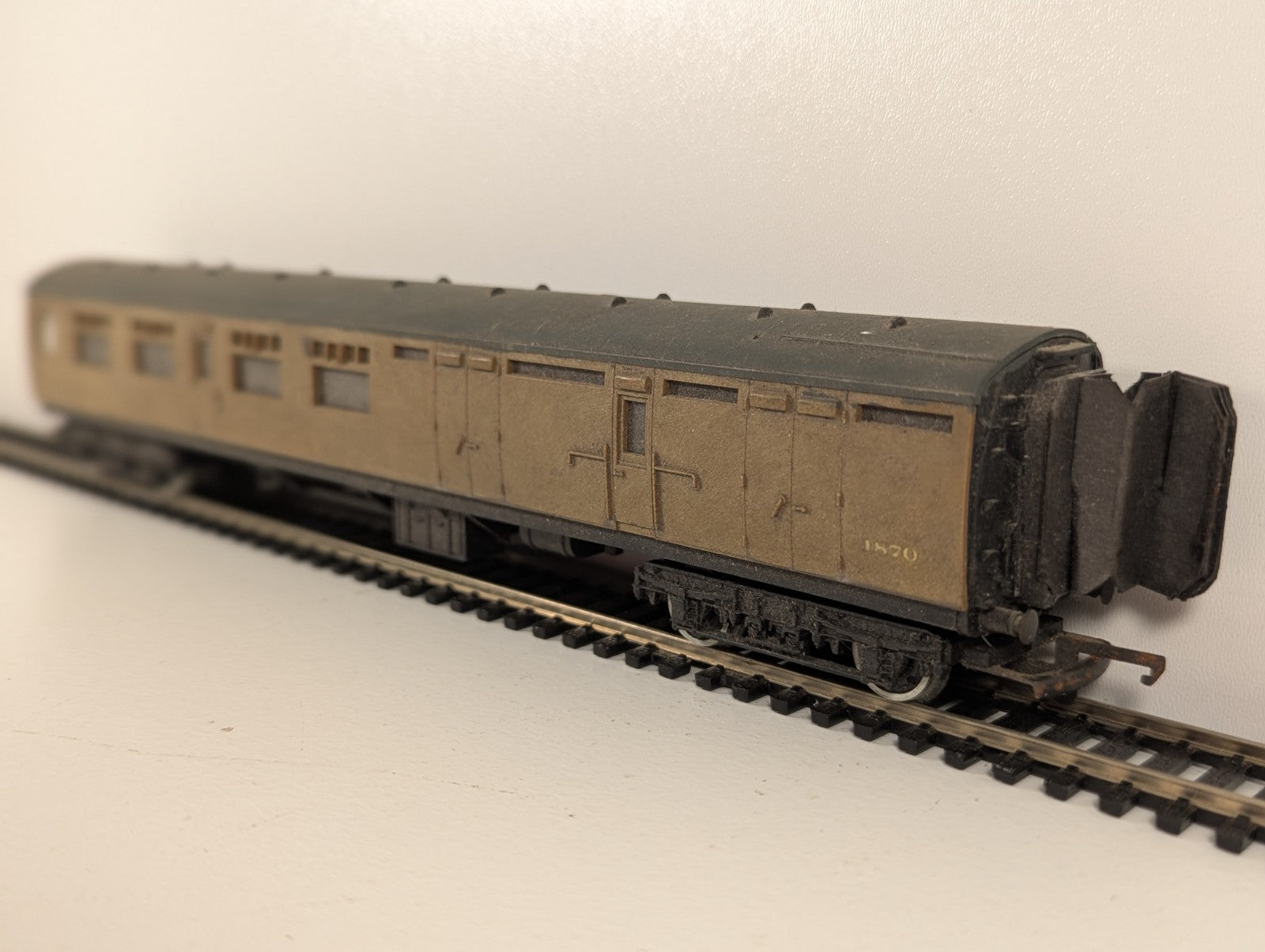 Tri-ang OO Gauge LNER Teak Brake 3rd Coach – Broken Corridor Connection