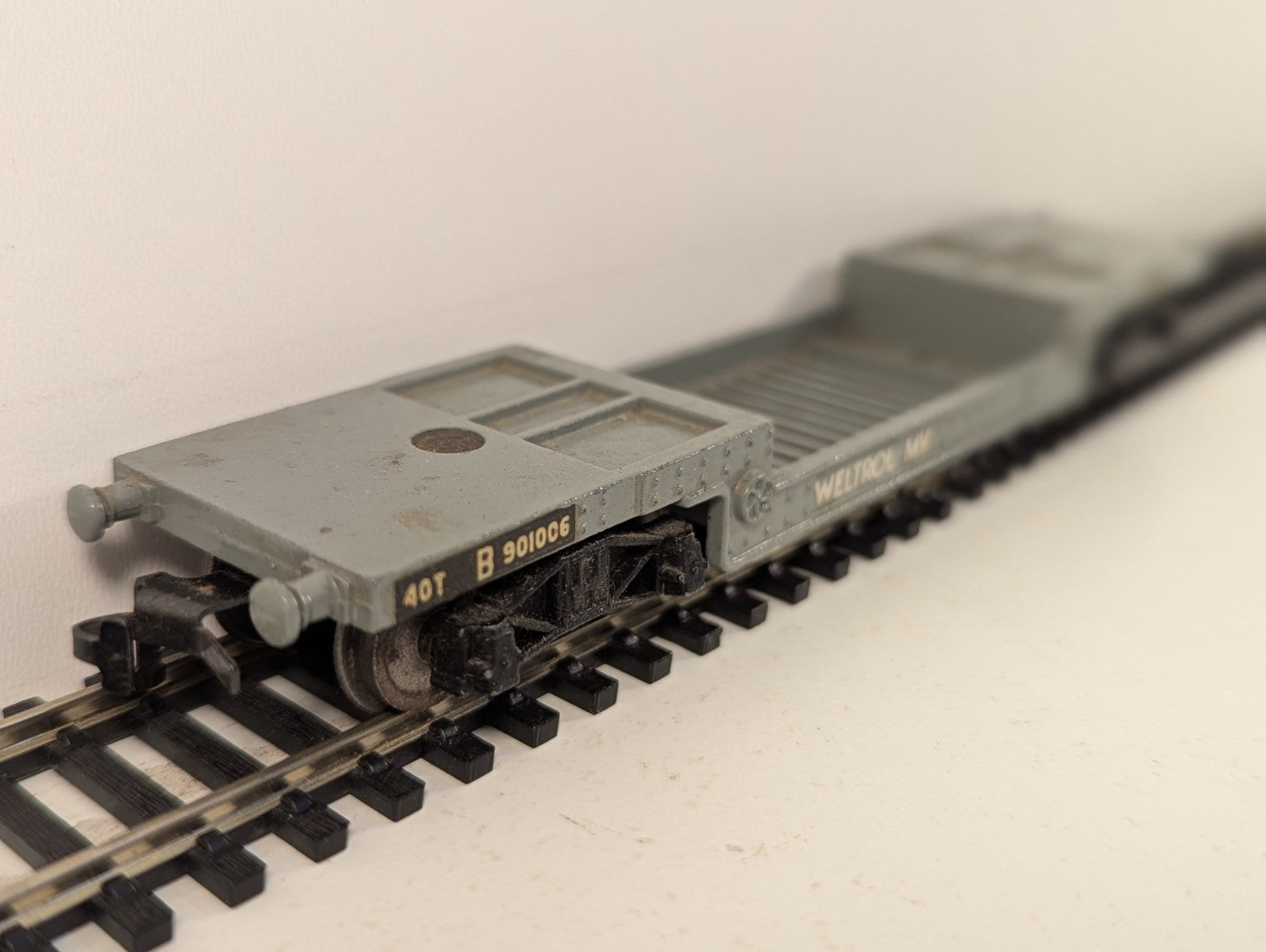 Hornby Dublo 32053 OO Gauge 40 Ton Bogie Well Wagon