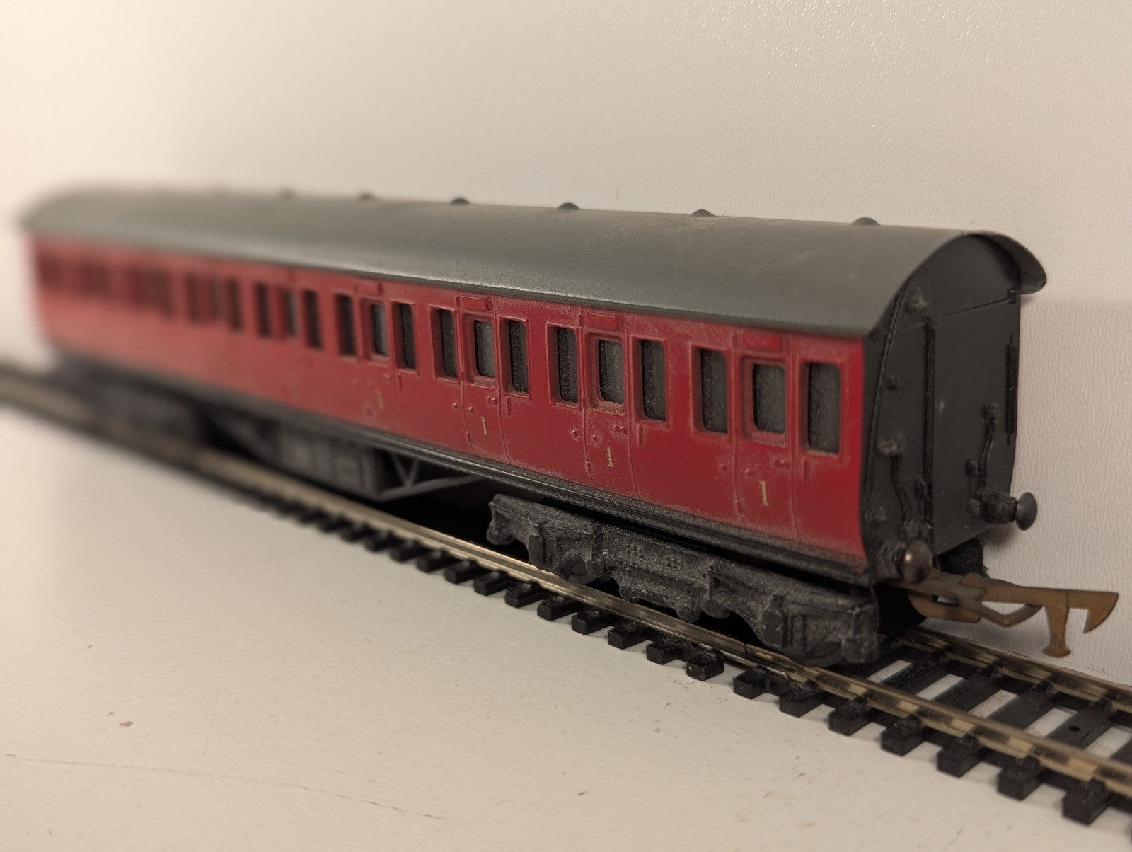Graham Farish OO Gauge LMS 57ft Non-Corridor Composite Coach