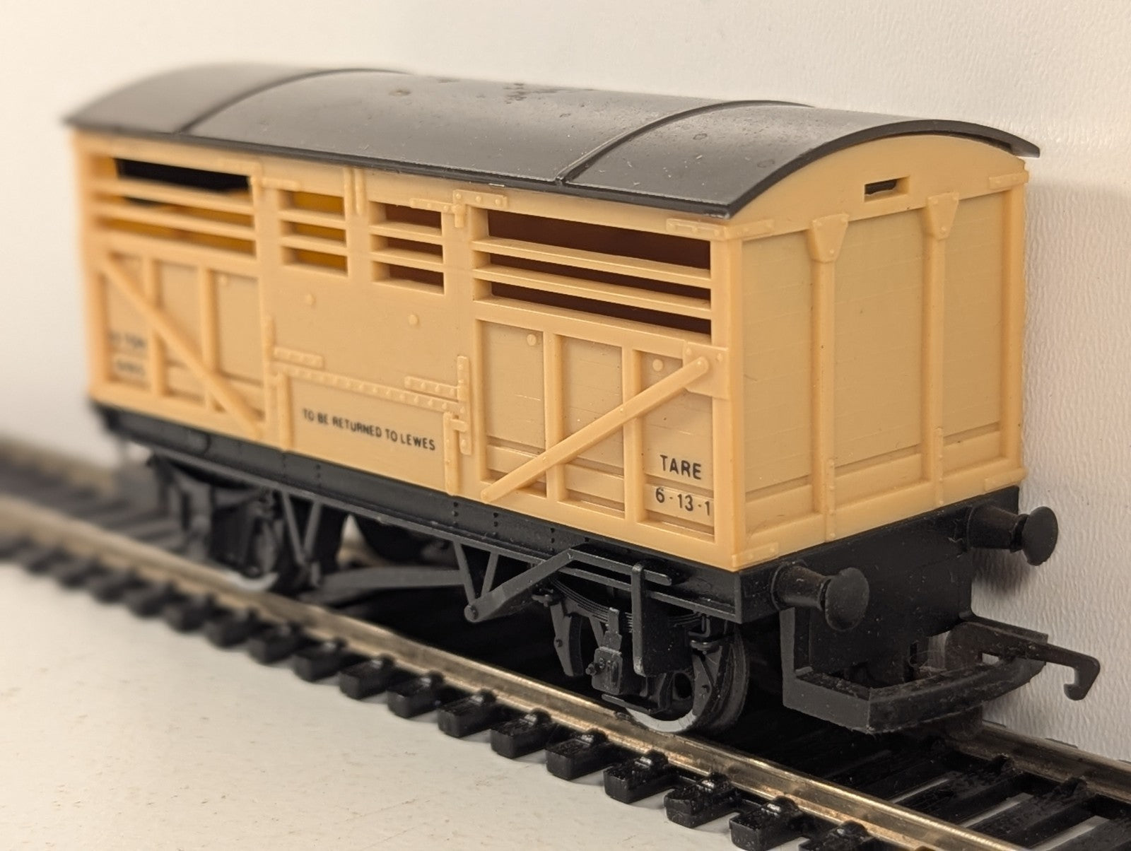 Hornby R013 SR 10 Ton Cattle Wagon 'To Be Returned To Lewes'