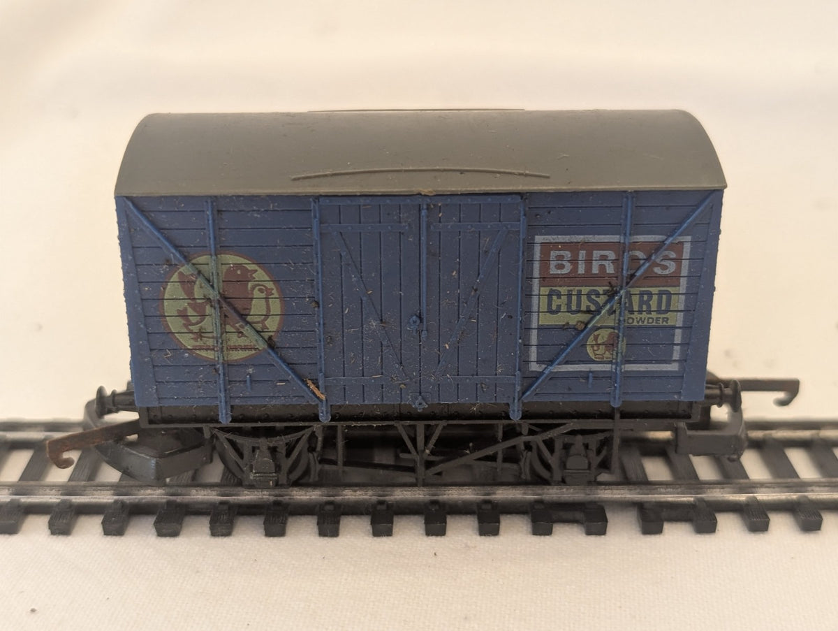 Lima 305607 OO Gauge 20 Ton Ventilated Van – “Bird’s Custard”