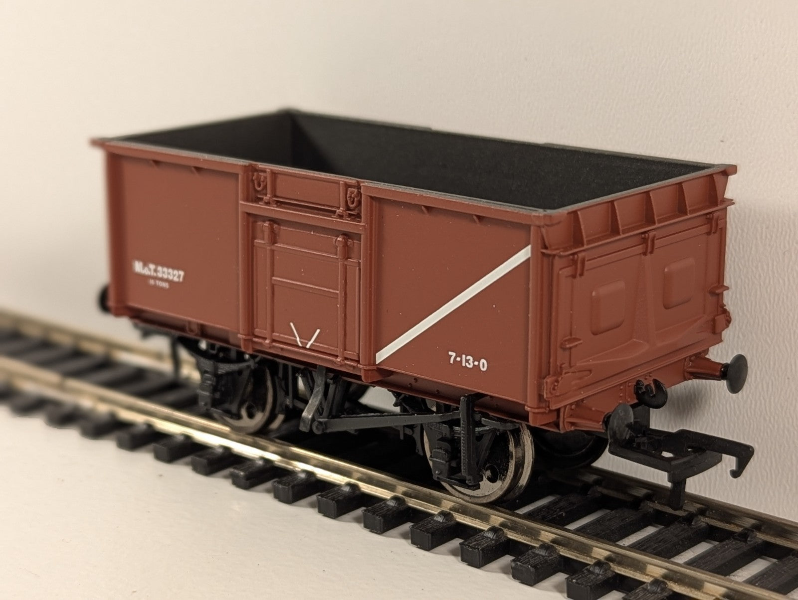 Bachmann 37-376A – 16T Pressed Steel Mineral Wagon No. 33327 (MOT Bauxite)