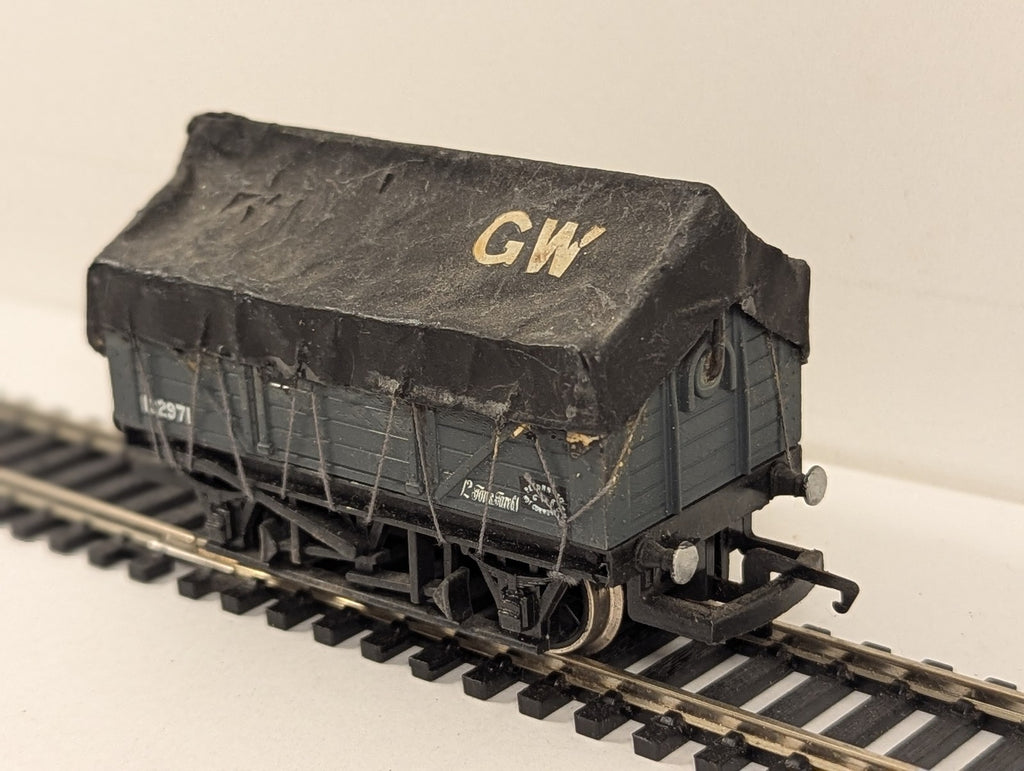 Hornby OO Gauge GWR 7-Plank Open Wagon with Custom Tarpaulin Goods Wagon 102971