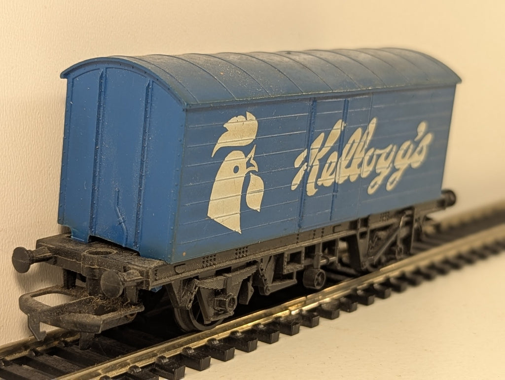 Hornby R222 OO Gauge Kellogg's Closed Goods Van