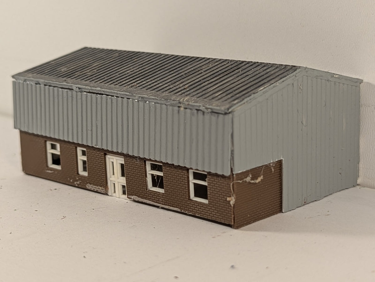 N Gauge Industrial Workshop / Office Building Grey, Brown and White