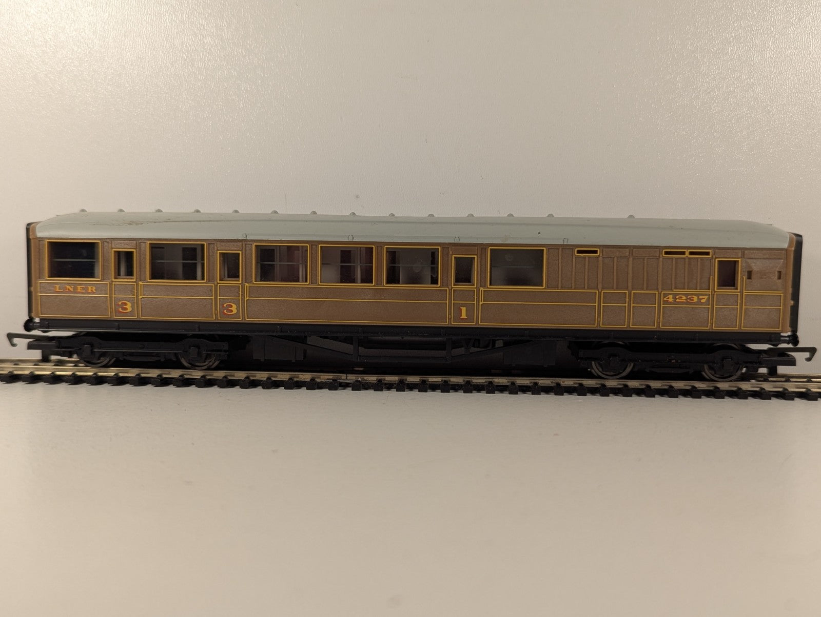 Hornby OO Gauge LNER Teak Composite Coach Coaches 4237