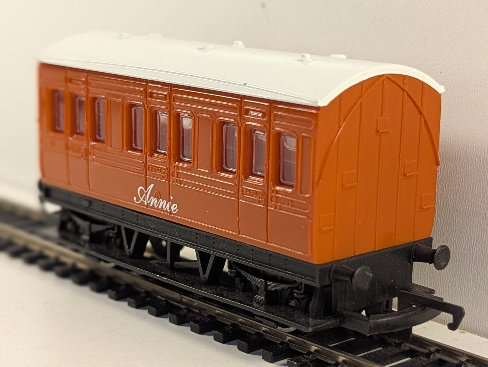 Hornby R110 Thomas & Friends Annie Coach