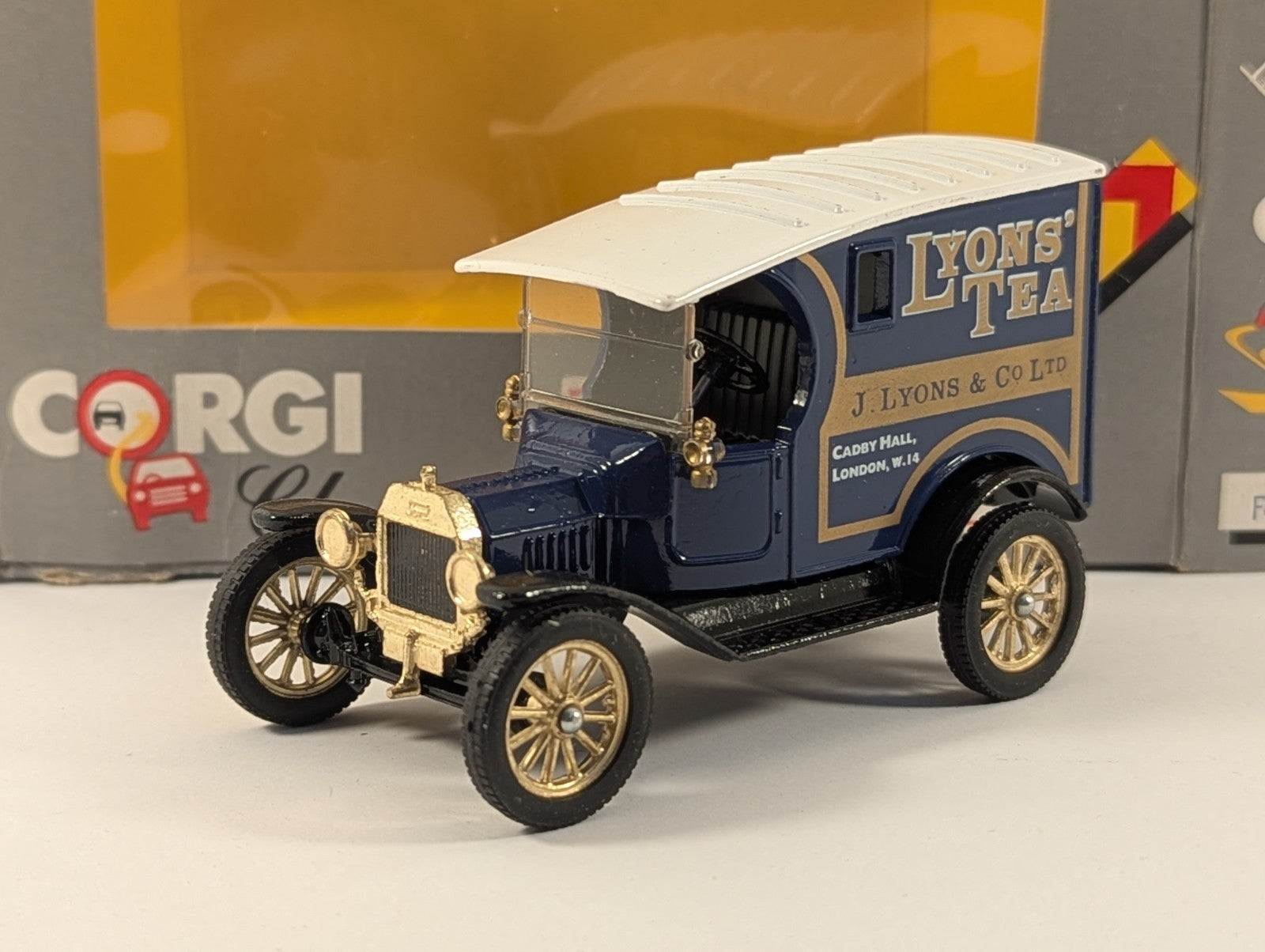 Corgi Classics 865 Ford Model T Van Lyons' Tea