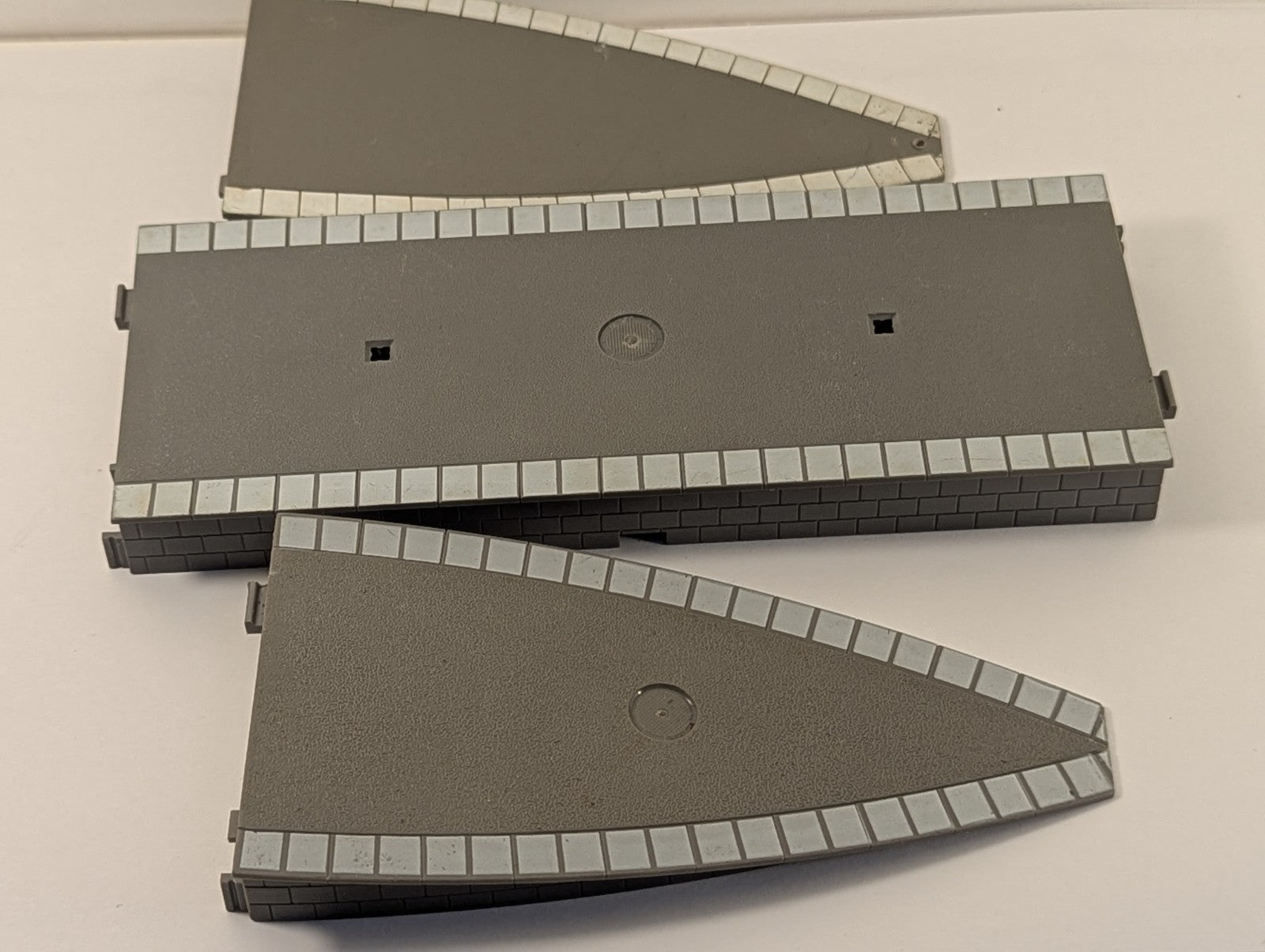 Hornby OO Gauge Grey Plastic Straight Platform and Curved Ramps