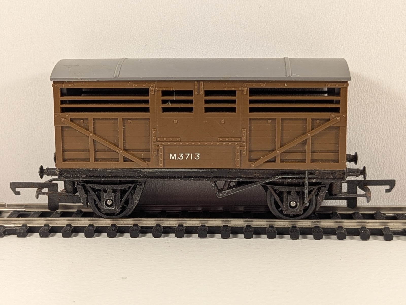 Tri-ang Hornby R122 BR 12-Ton Cattle Wagon – OO Gauge