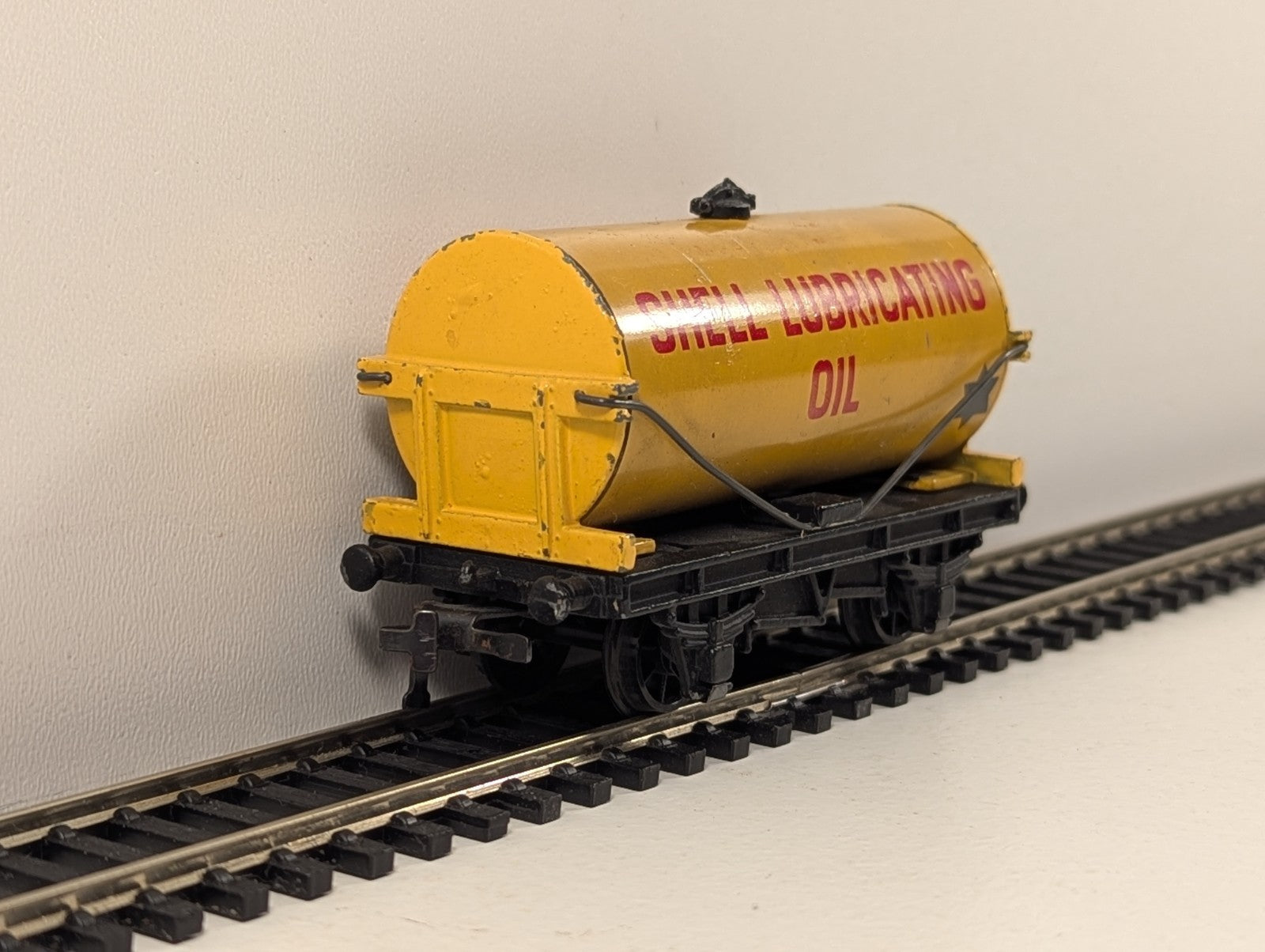 Hornby Dublo 32082 OO Gauge Shell Lubricating Oil Tanker - Wrong Box