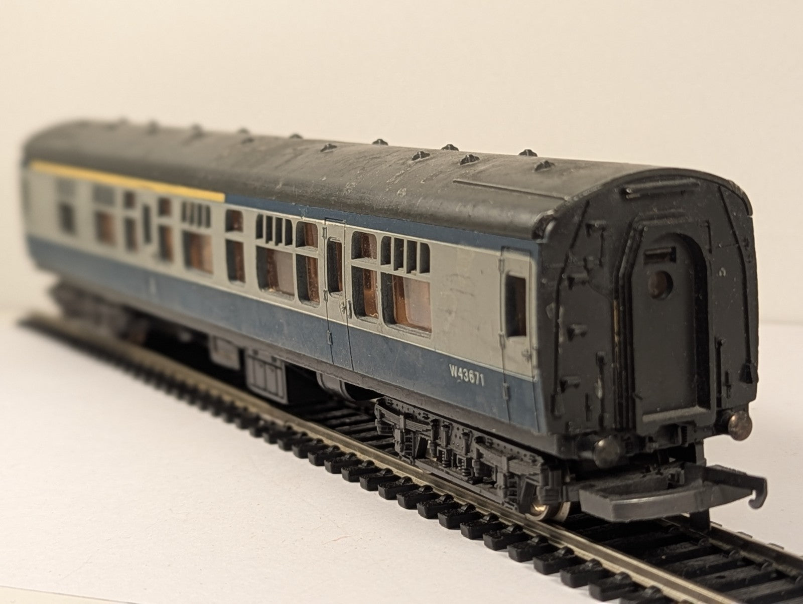 Lima 305335 OO Gauge BR Mk1 composite first Corridor Coach – Missing Buffer
