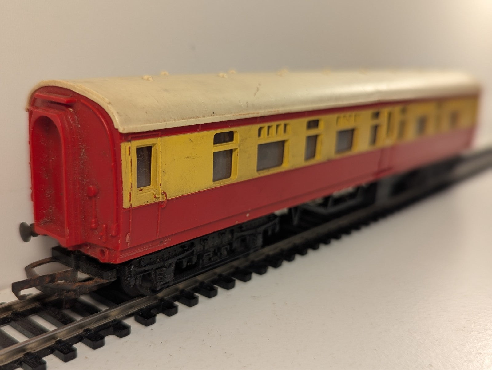 Tri-ang R29 OO Gauge Maroon & Cream Composite Coach