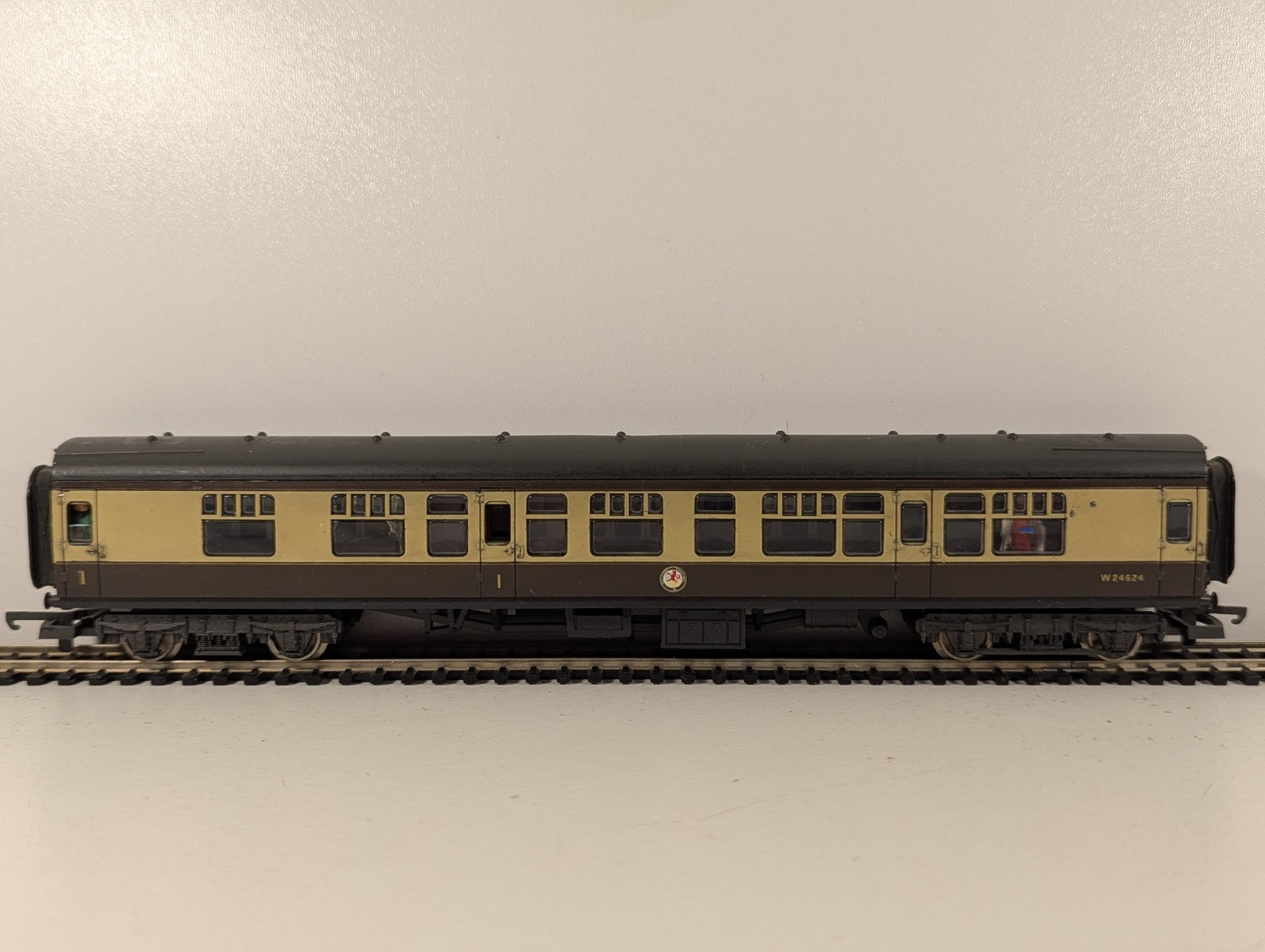 Lima 305313 OO Gauge BR Mk1 Composite Corridor Coach Chocolate & Cream