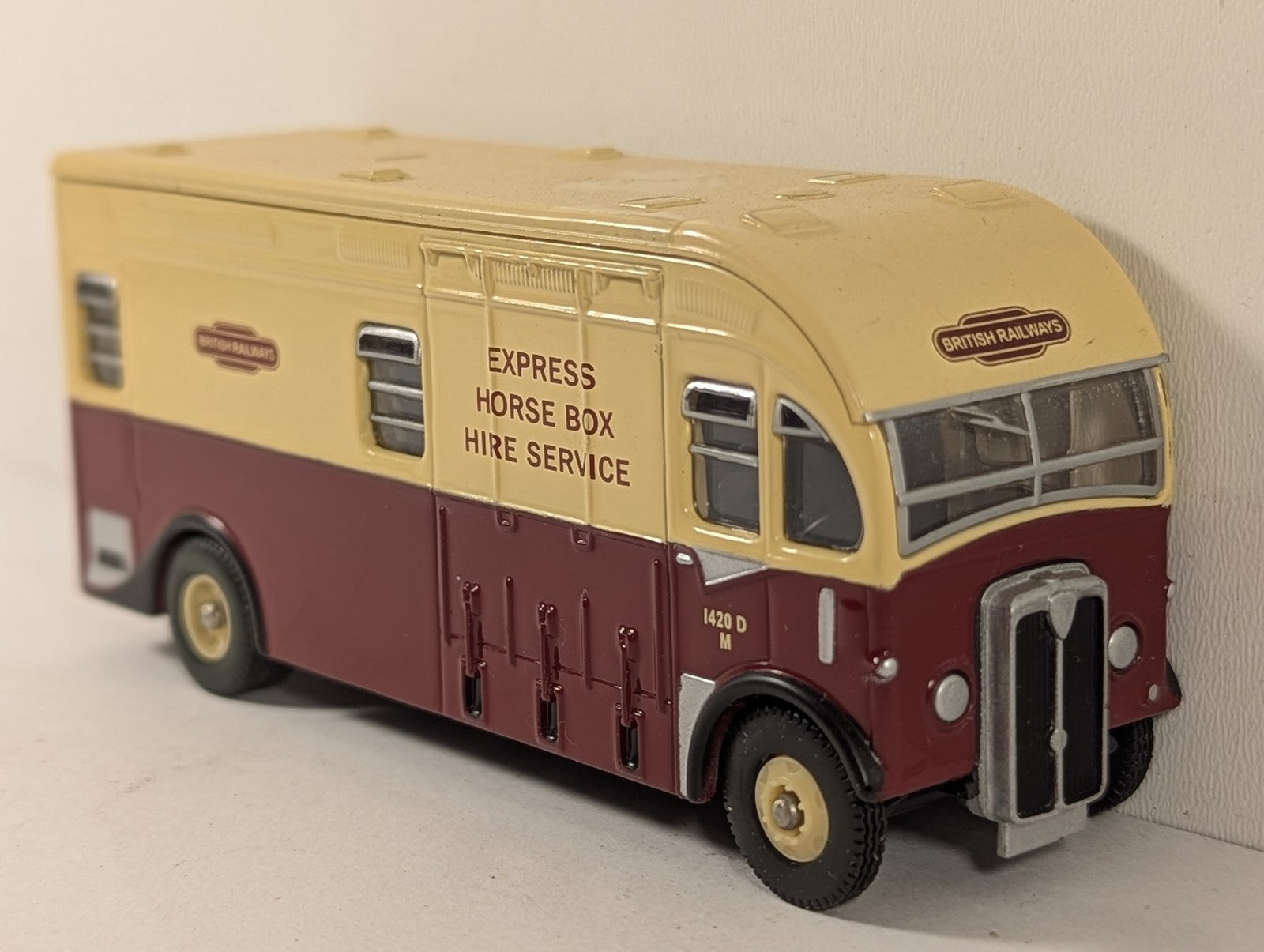 Corgi 1:76 Scale Harrington Horsebox Road Vehicle 1420 D M