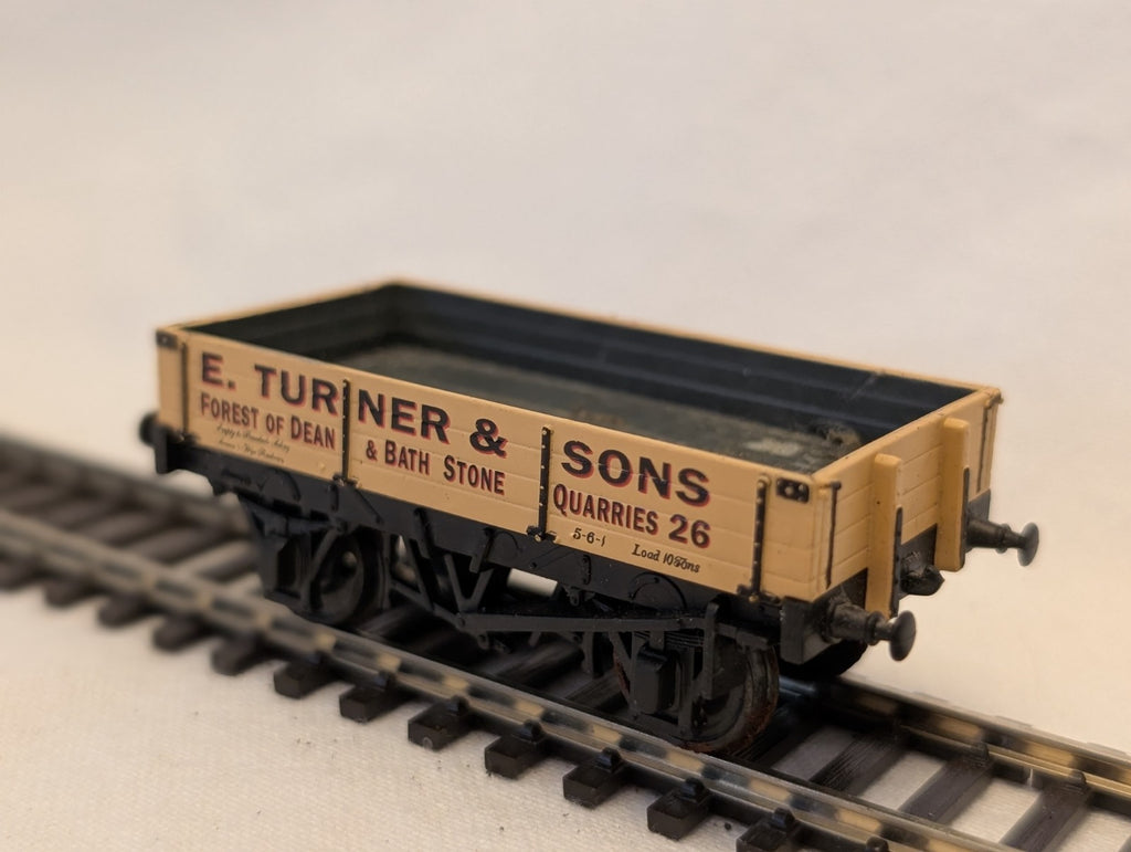 Dapol OO Gauge 4 Plank Wagon E. Turner & Sons Goods Wagon 26