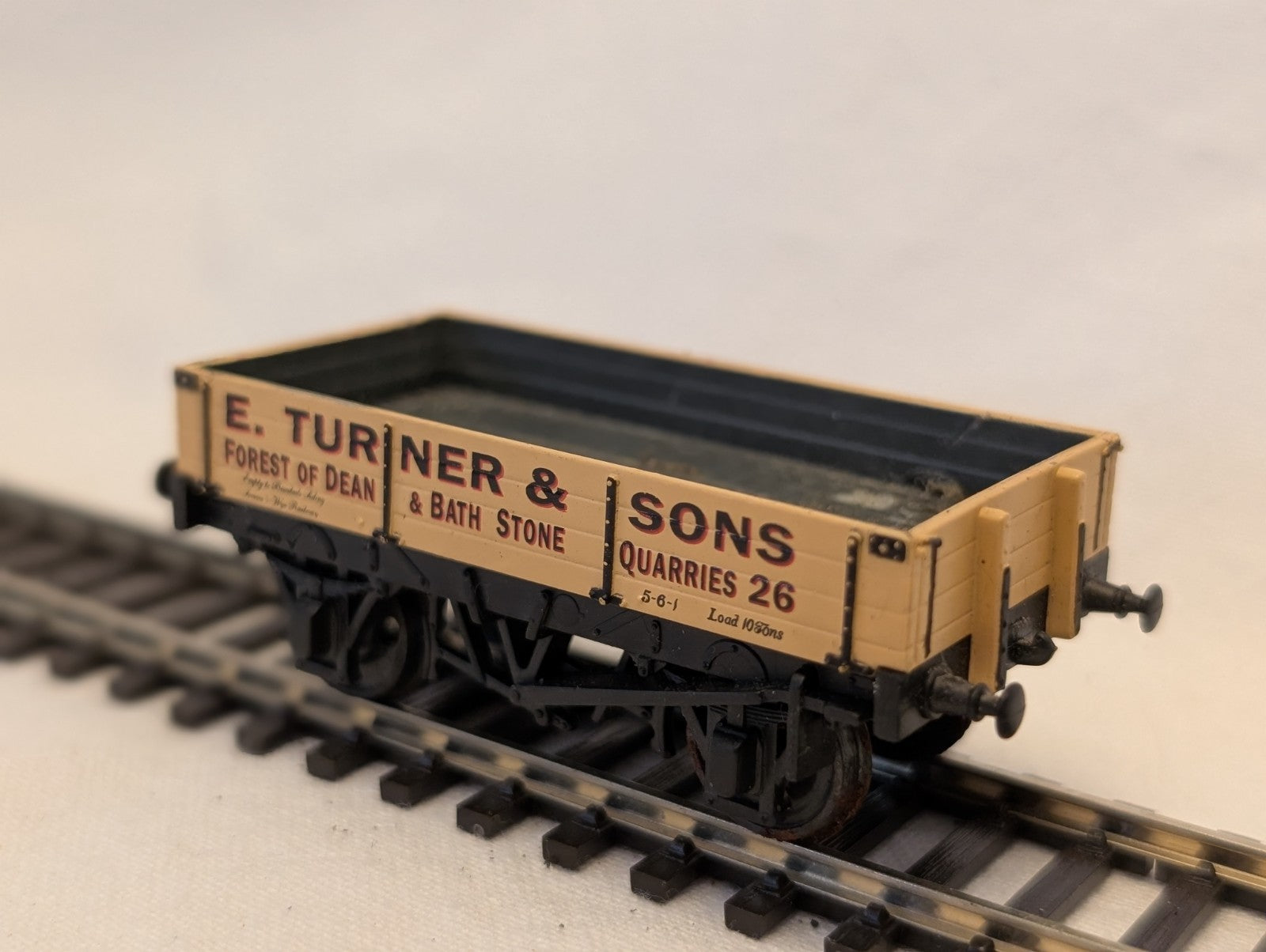 Dapol OO Gauge 4 Plank Wagon E. Turner & Sons Goods Wagon 26