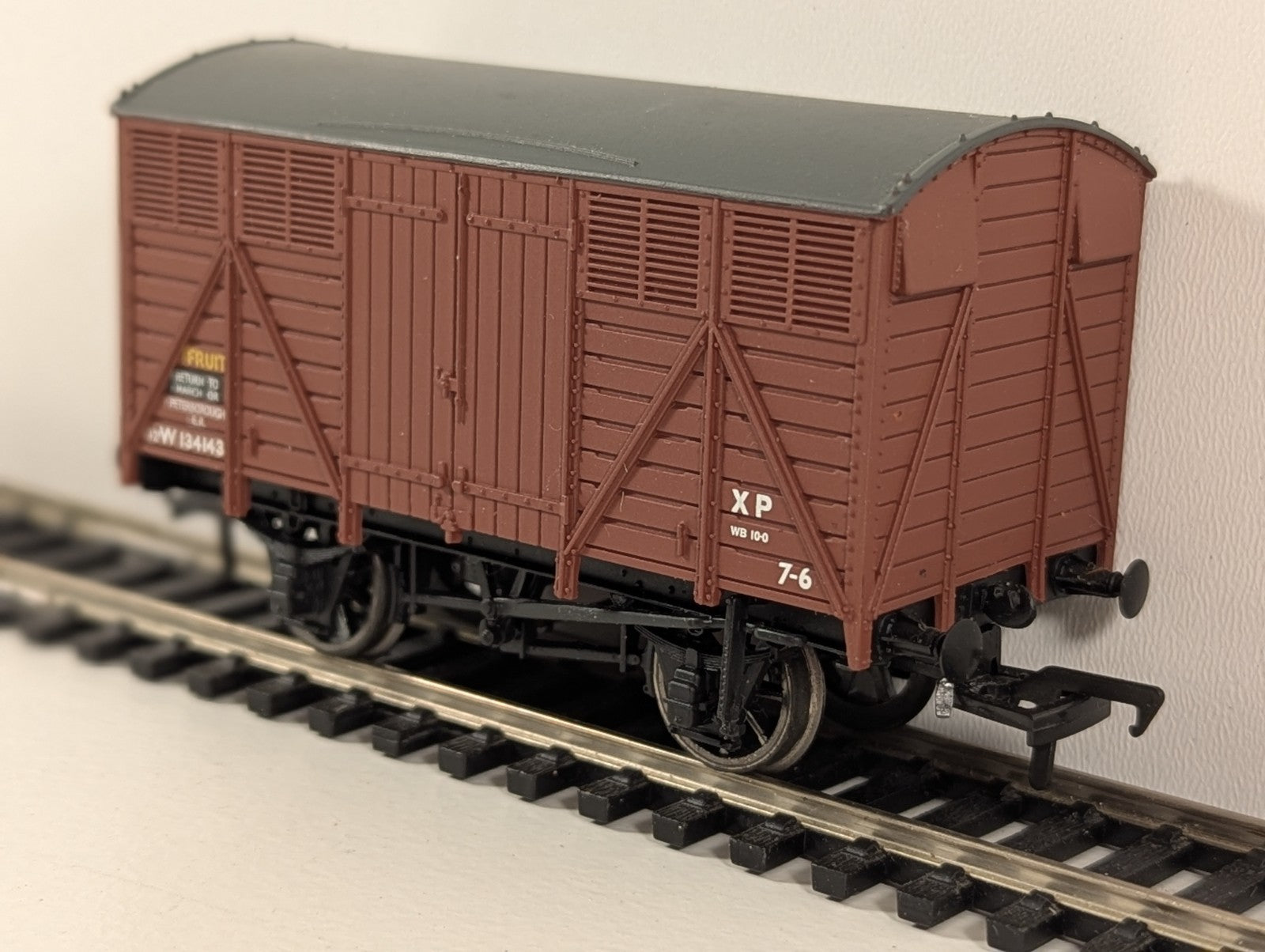 Bachmann Branchline OO Gauge 12-Ton Fruit Van