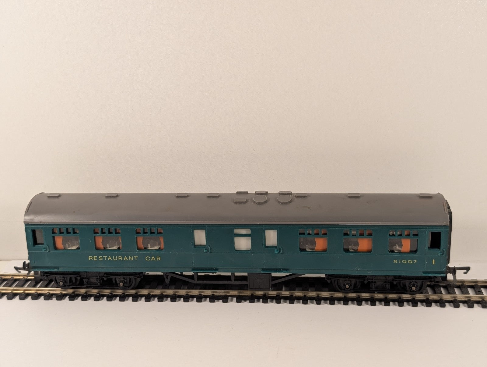 Tri-ang R229 OO Gauge Southern Railway 1st Class Restaurant Car