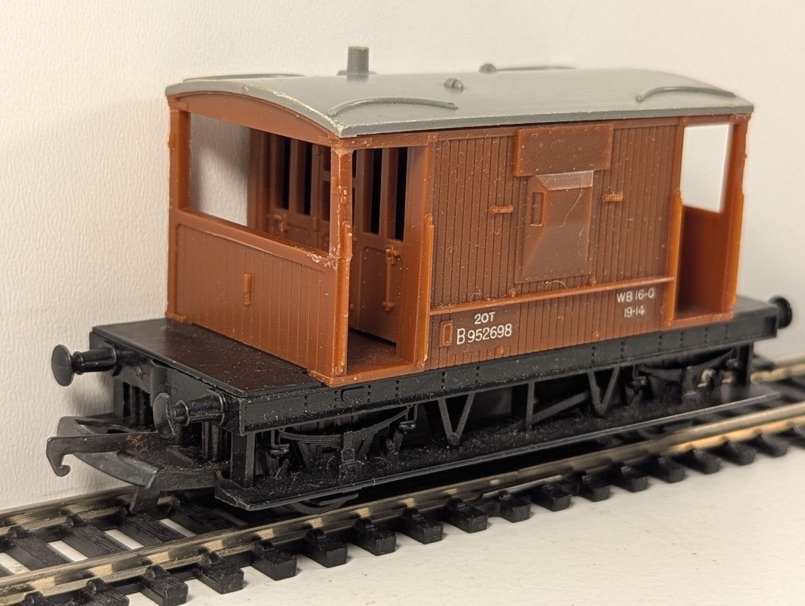 Tri-ang R016 BR 20 Ton Standard Brake Van Brown