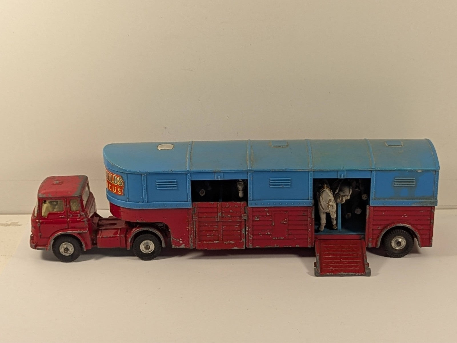 Corgi Major Toys 1130 Chipperfields Circus Tractor & Articulated Horse box