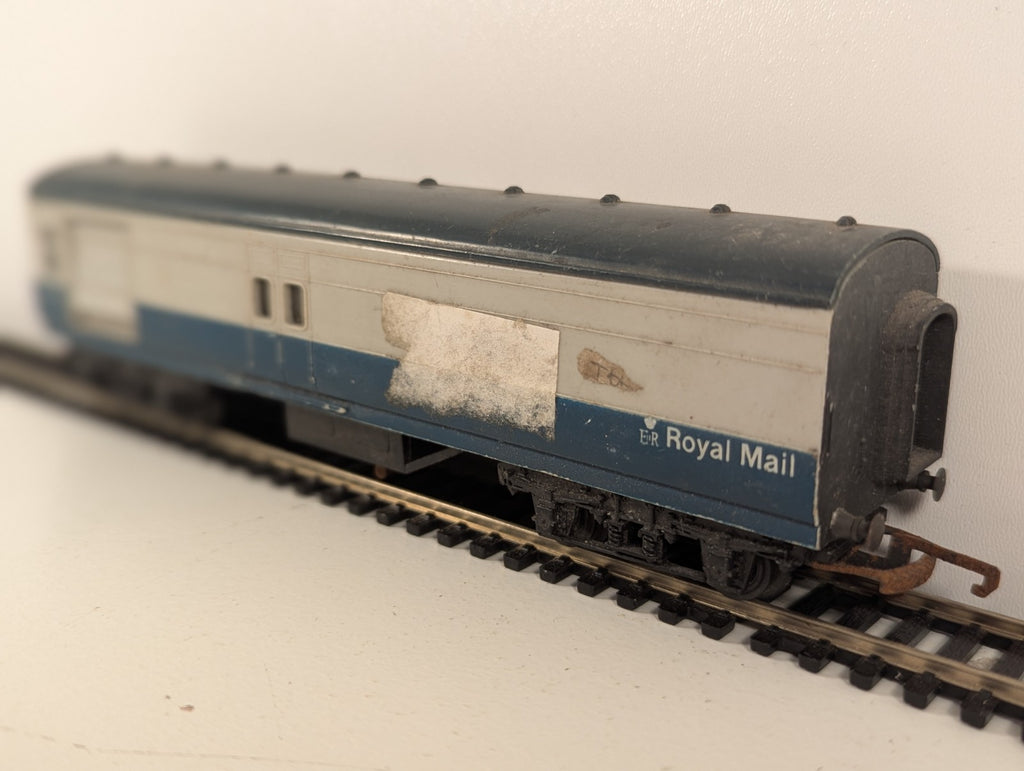 Tri-ang Hornby R402 OO Gauge Royal Mail Coach BR Blue Grey