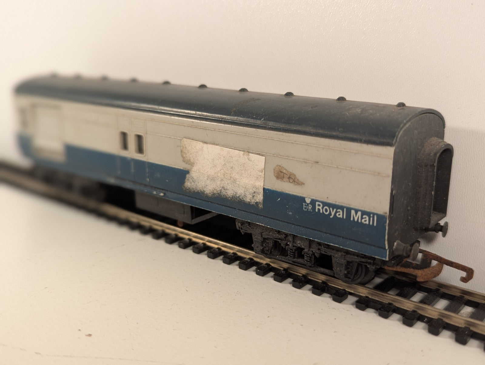 Tri-ang Hornby R402 OO Gauge Royal Mail Coach BR Blue Grey