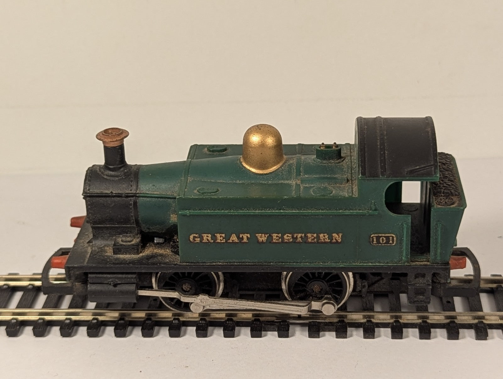 Hornby OO Gauge Holden Class 101 0-4-0T locomotive in GWR green livery on model train tracks