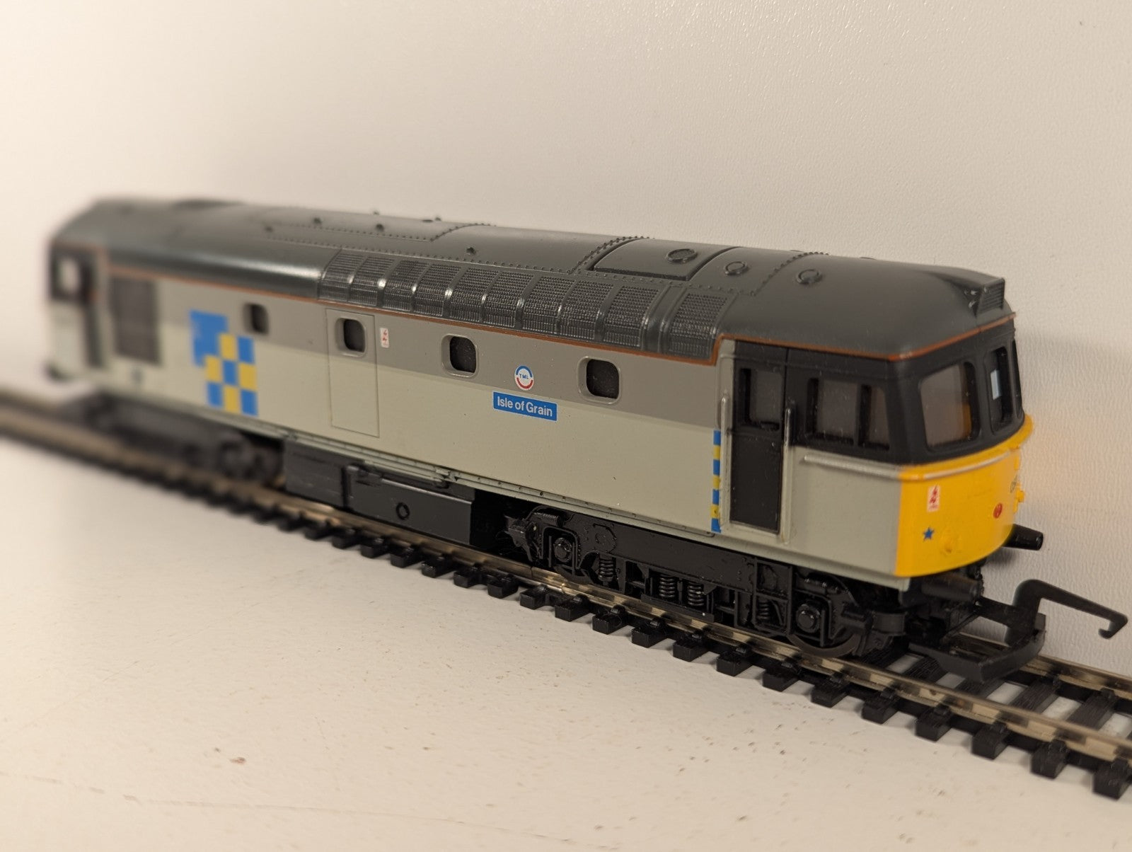 Lima 208108L Class 33 33050 “Isle of Grain” Railfreight Construction Grey