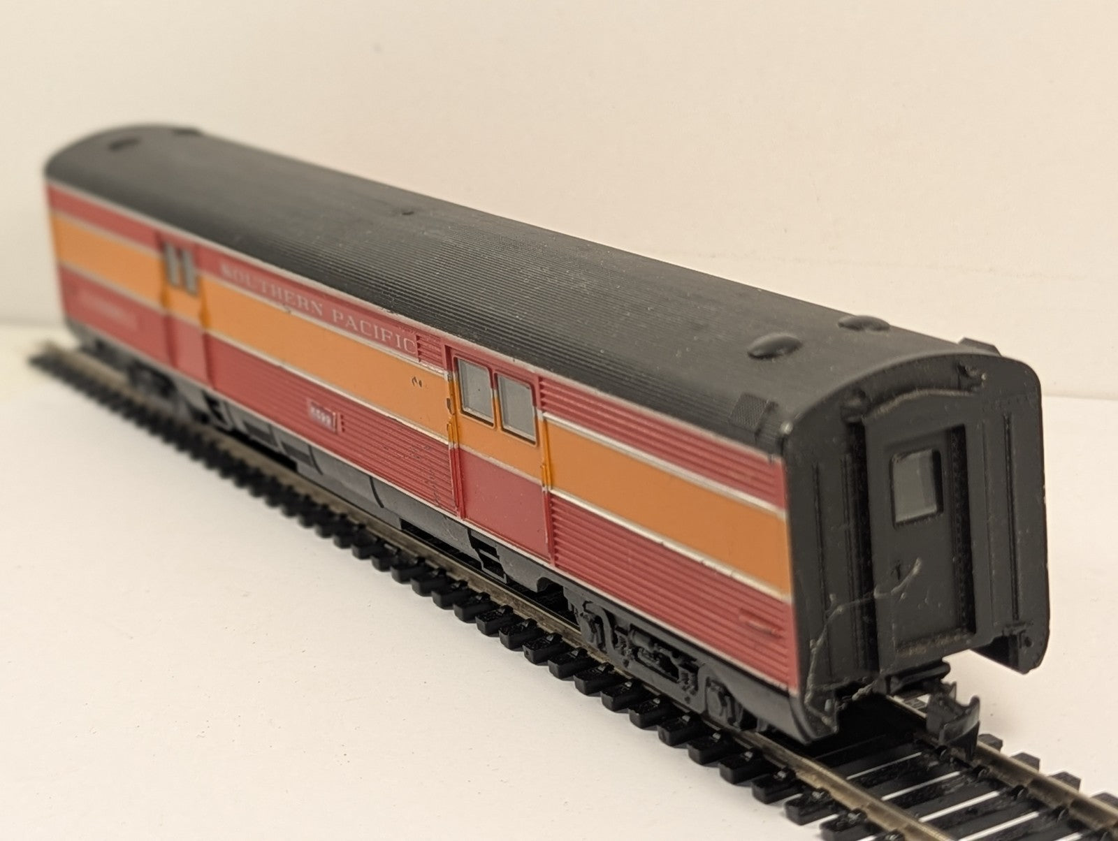 Con-Cor Southern Pacific Daylight Baggage Car 6599 HO Gauge