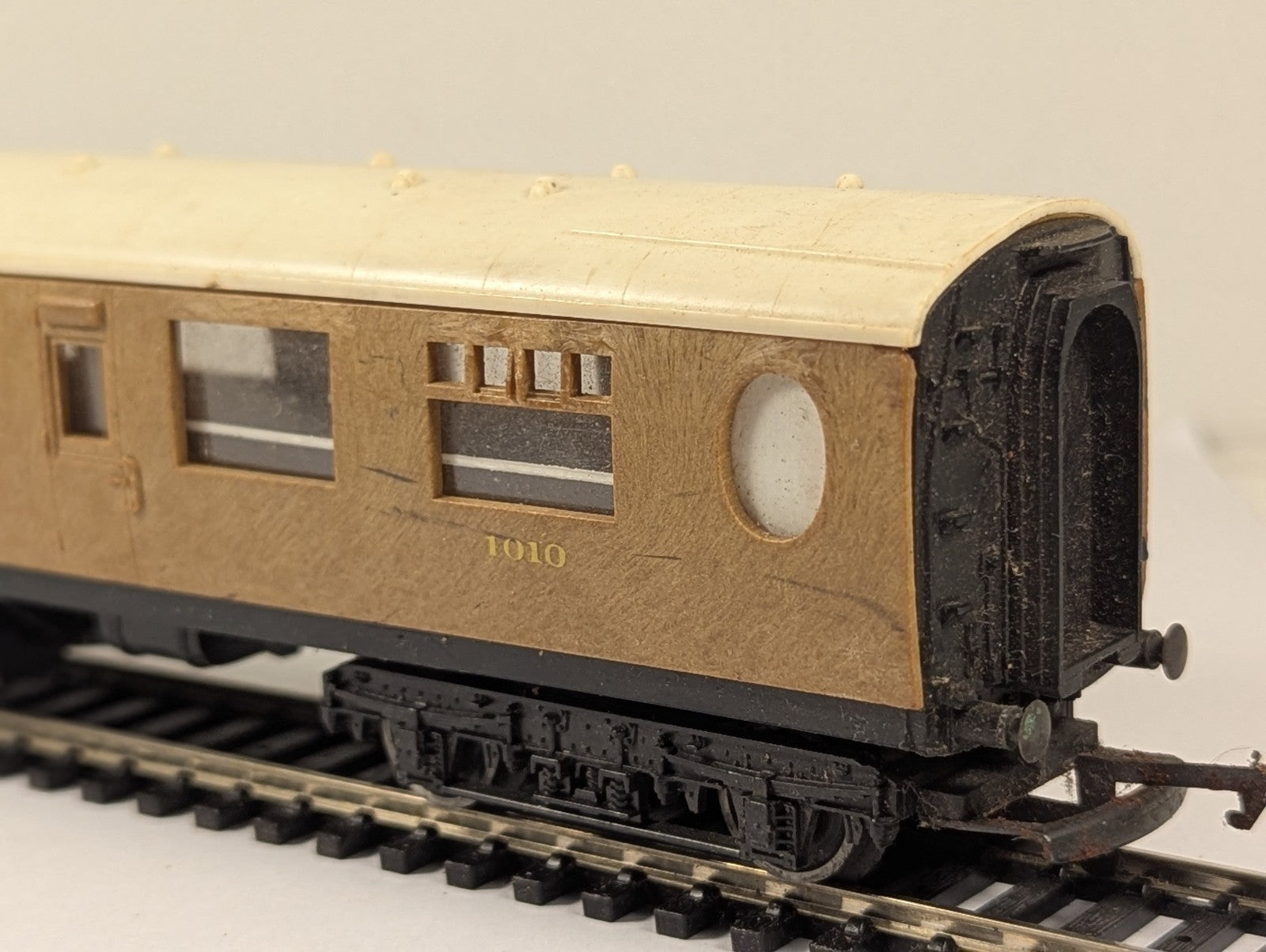 Tri-ang OO Gauge LNER composite passenger coach 1010 in teak finish on model railway track