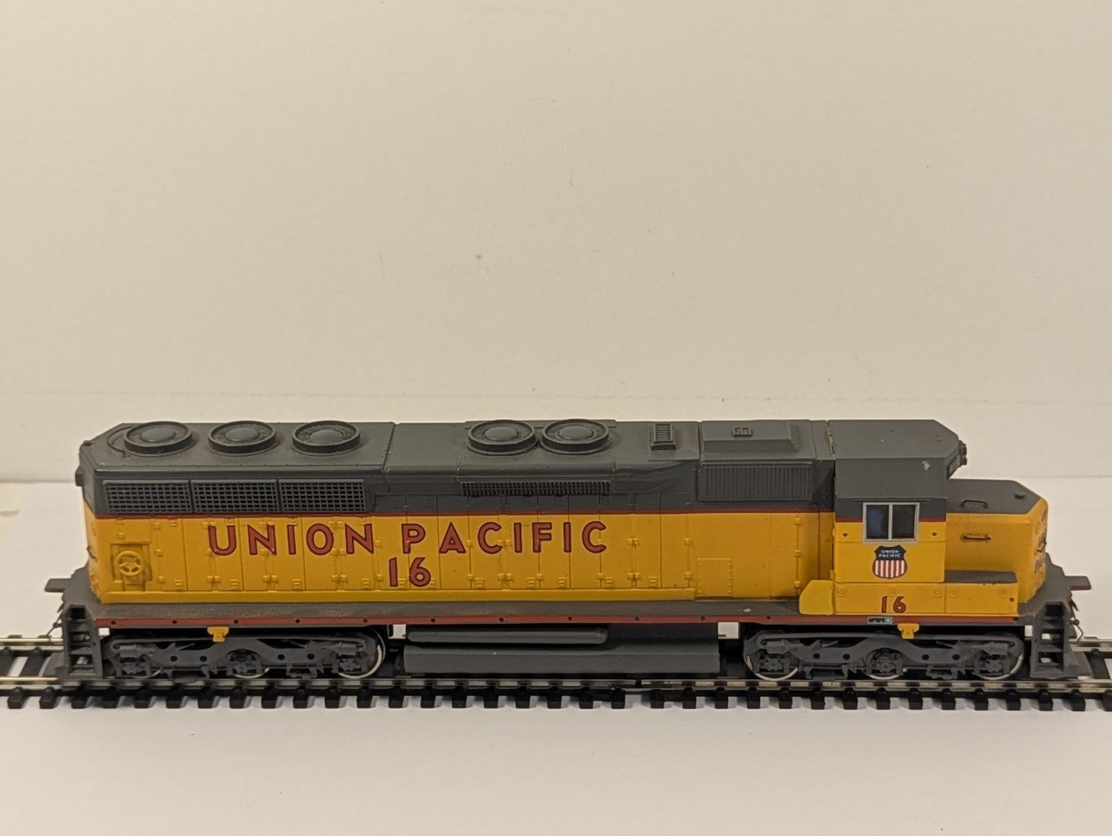 Bachmann HO Scale EMD GP40 Diesel Locomotive 16