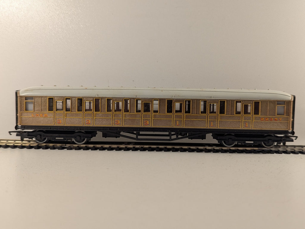 Hornby OO Gauge LNER Gresley Composite Coach Passenger Coach 22357 LNER Teak