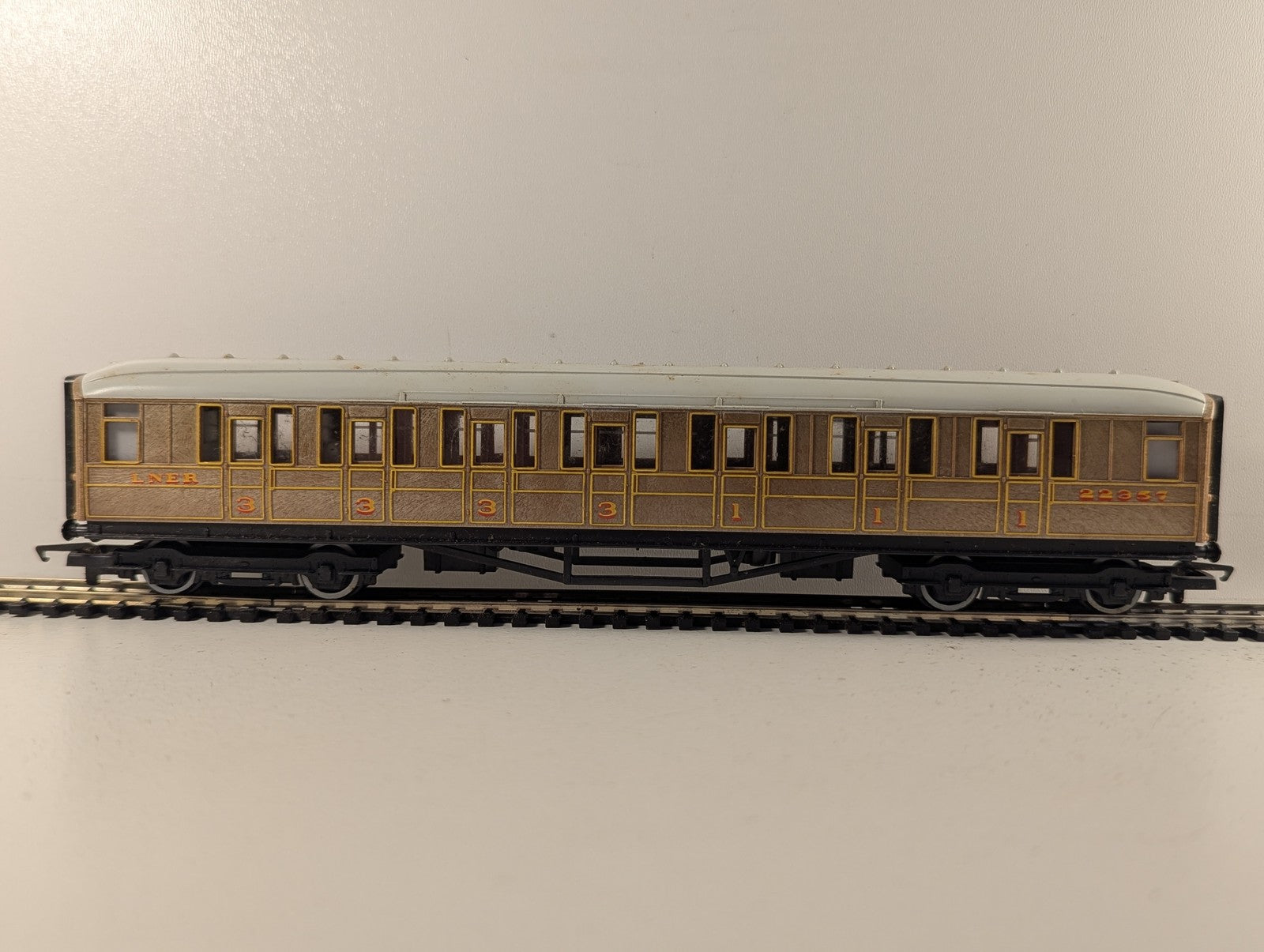 Hornby OO Gauge LNER Gresley Composite Coach Passenger Coach 22357 LNER Teak