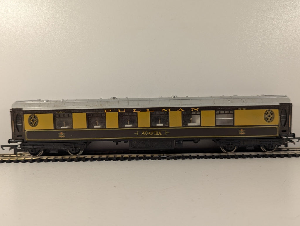 Hornby R223 OO Gauge Pullman First Class Parlour Car "Agatha"